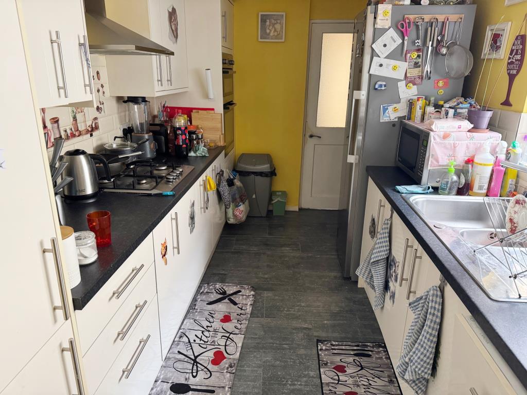 Lot: 101 - FREEHOLD INVESTMENT BLOCK OF THREE APARTMENTS - Flat 1  kitchen